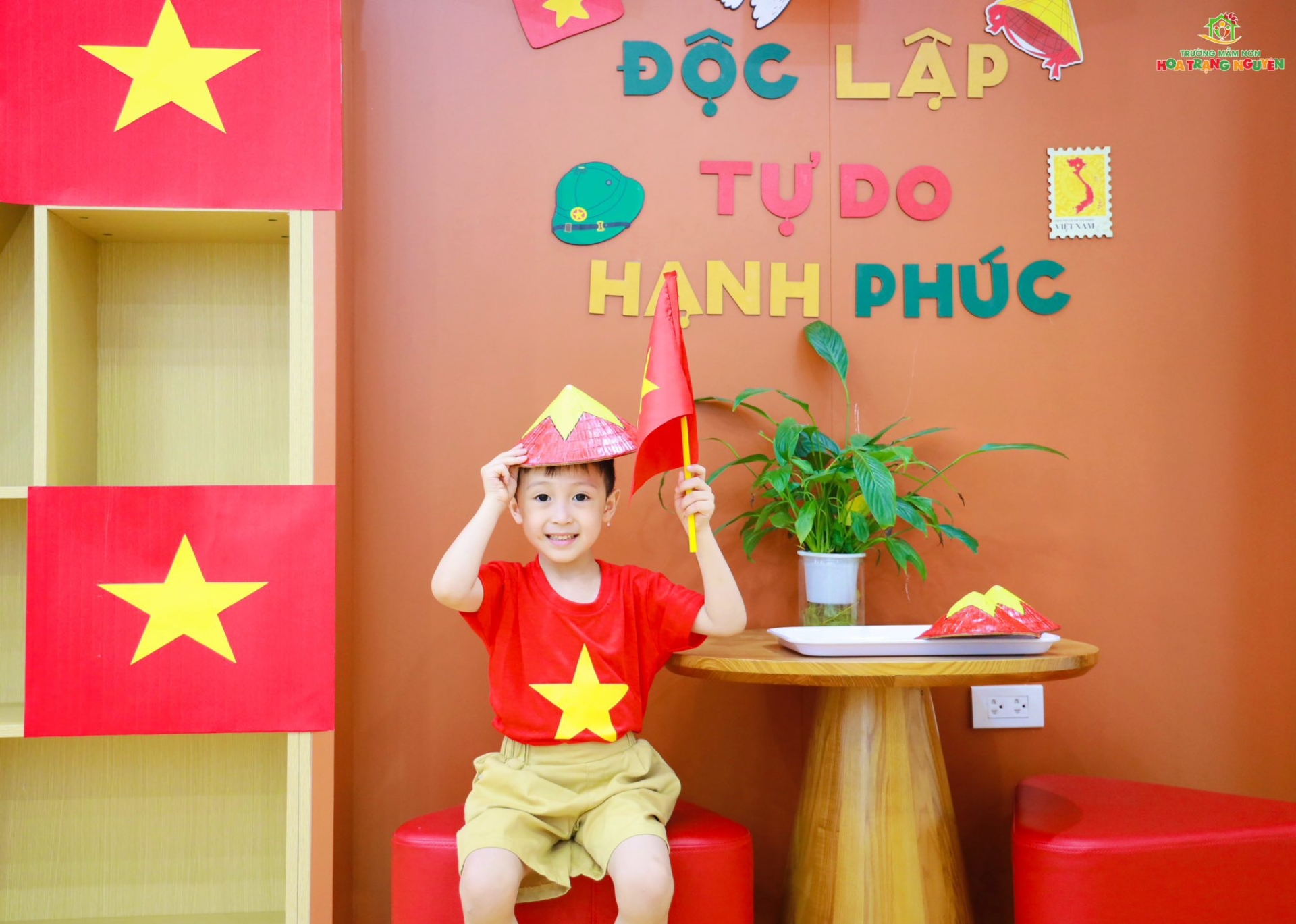 Rực rỡ sắc đỏ tự hào Việt Nam tại Hoa Trạng Nguyên